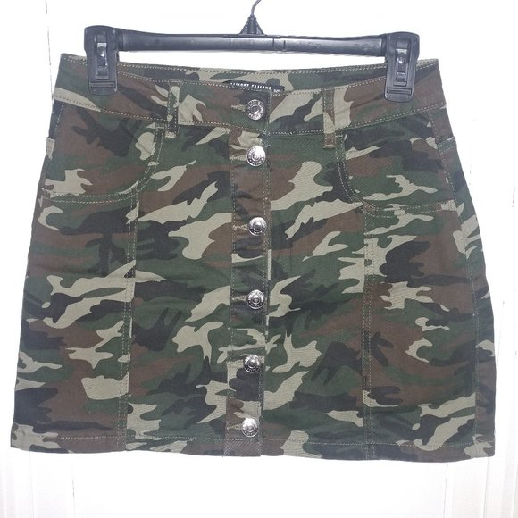 Almost Famous: Camo Print High Rise  Button Front Denim Mini Skirt - JR Size 7 - Picture 2 of 7